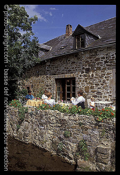 Famille au restaurant - Family in restaurant